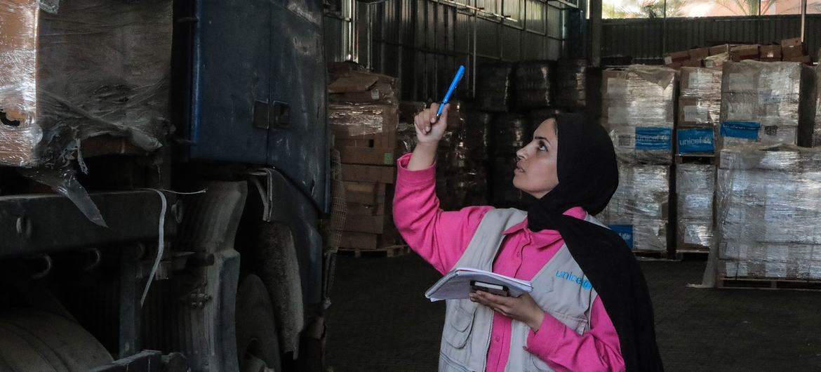Funcionária do Unicef verifica suprimentos entregues em um armazém em Gaza. Funcionária do Unicef verifica suprimentos entregues em um armazém em Gaza.