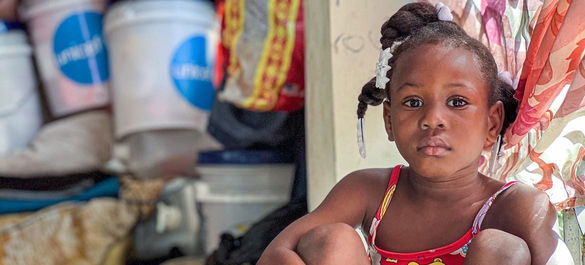 Menina em acampamento temporário montado para pessoas que fugiram de suas casas devido à violência