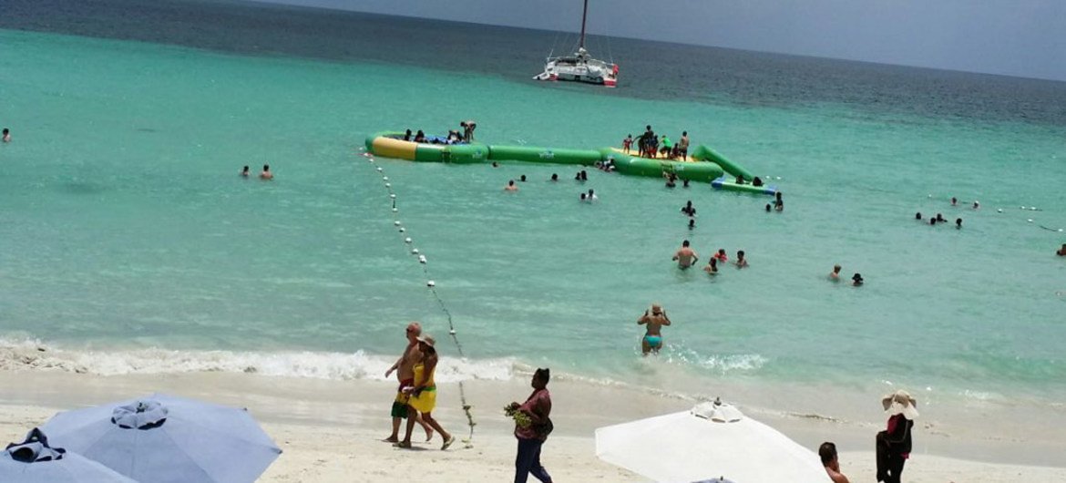 Turistas na praia de Negril, Jamaica