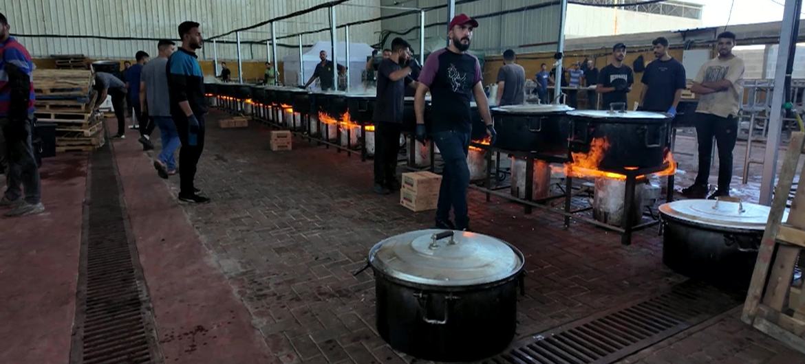 Uma cozinha criada pela organização World Central Kitchen se prepara para alimentar pessoas em Deir Al-Balah Uma cozinha criada pela organização World Central Kitchen se prepara para alimentar pessoas em Deir Al-Balah