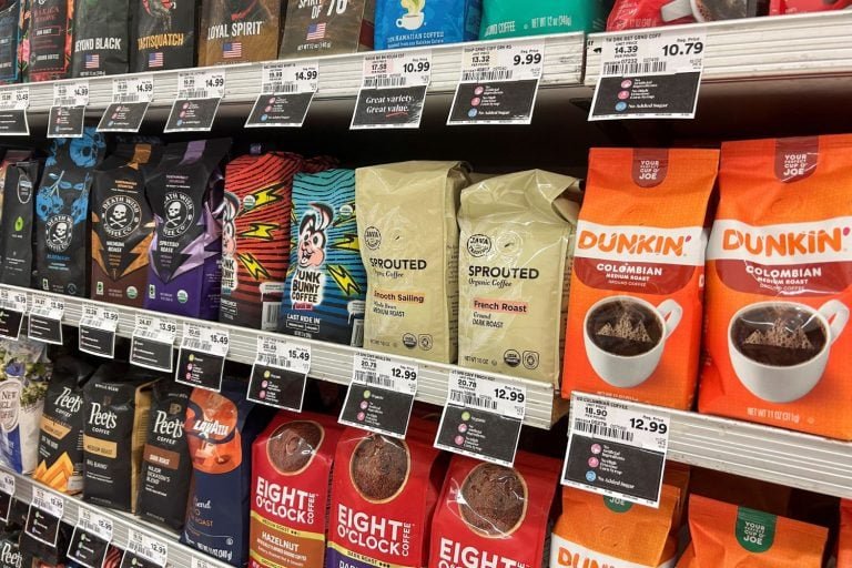 Pacotes de café em mercado em New Jersey, EUA