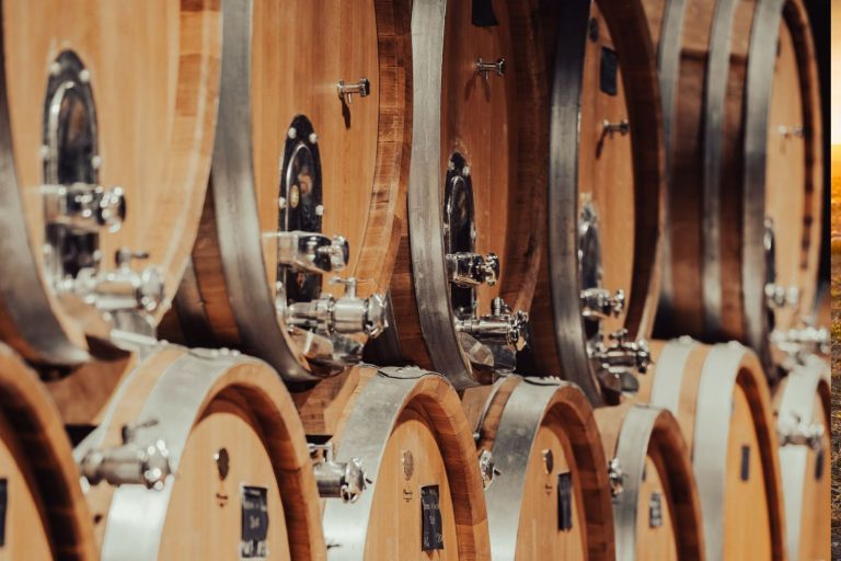 Toneis da vinícola que aposta na tradição