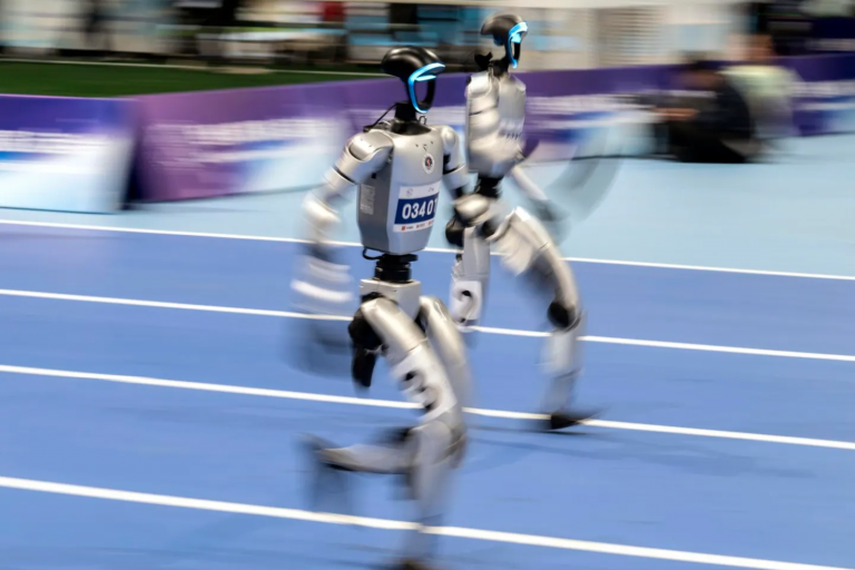 Dois robôs humanoides em uma corrida