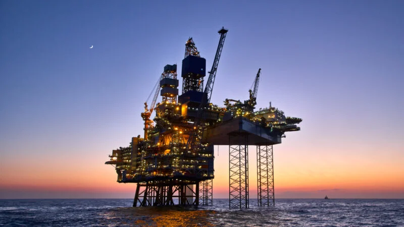 Petróleo fecha em queda com preocupação sobre excesso de oferta