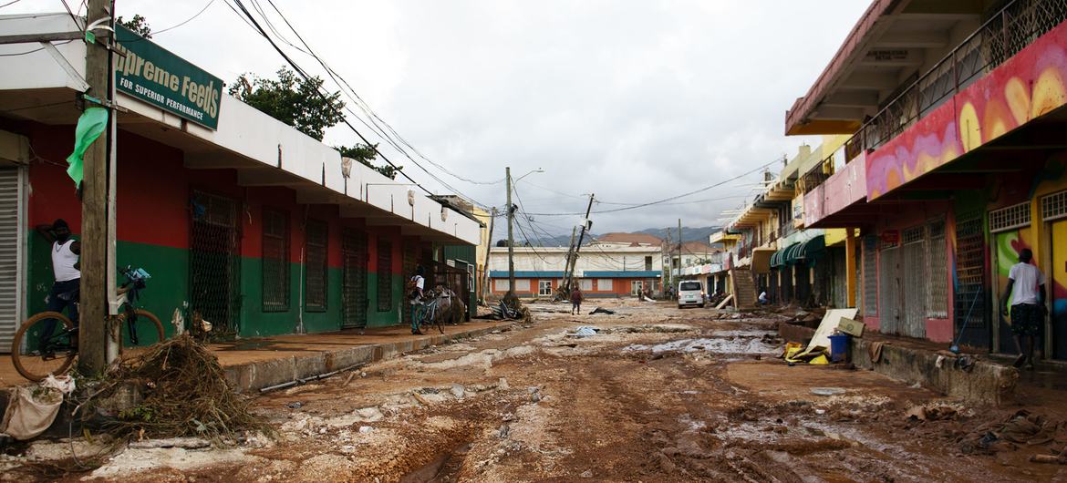 Destruição em Santa Cruz, Jamaica, após o furacão Melissa