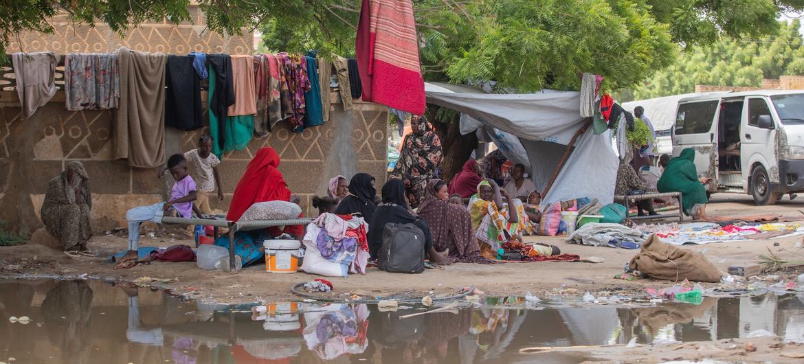 Famílias deslocadas em abrigo no sudeste do Sudão