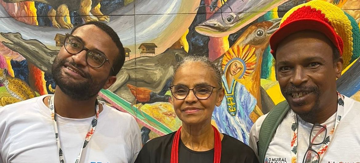 Marina Silva, ministra de Estado do Meio Ambiente e Mudanças Climáticas do Brasil, com refugiados na COP30 Marina Silva na COP30