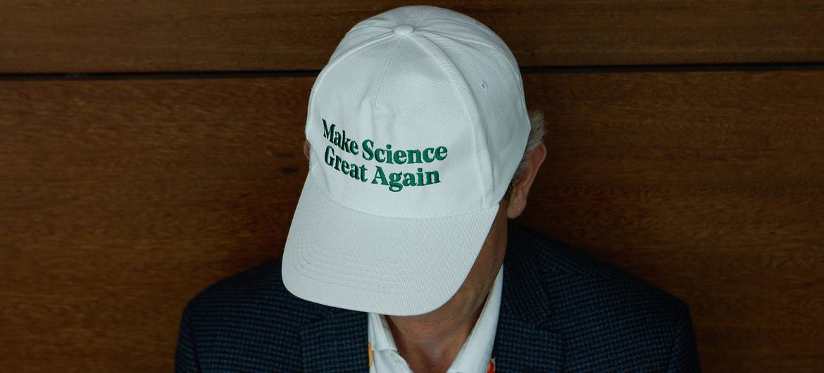 Um participante da Conferência das Nações Unidas sobre o Clima em Belém expressa sua opinião sobre a importância da ciência no debate climático Participante da Conferência sobre Clima em Belém