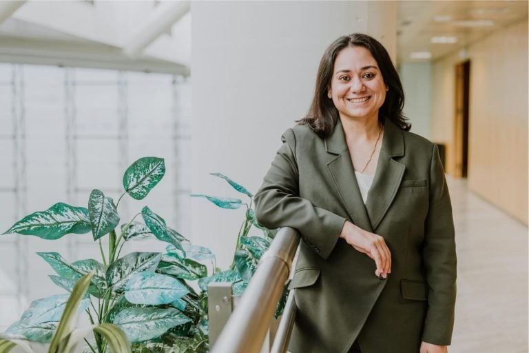 Anjani Kapoor atua há mais de 15 anos em políticas públicas e engajamento comunitário para avançar a igualdade de gênero e garantir acesso universal à água, higiene e saneamento.