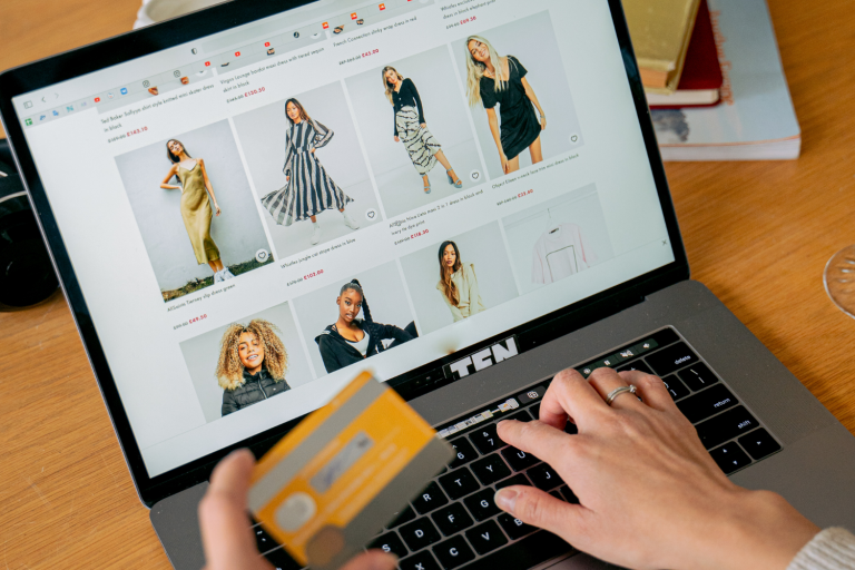 Imagem de uma pessoa realizando compras online.