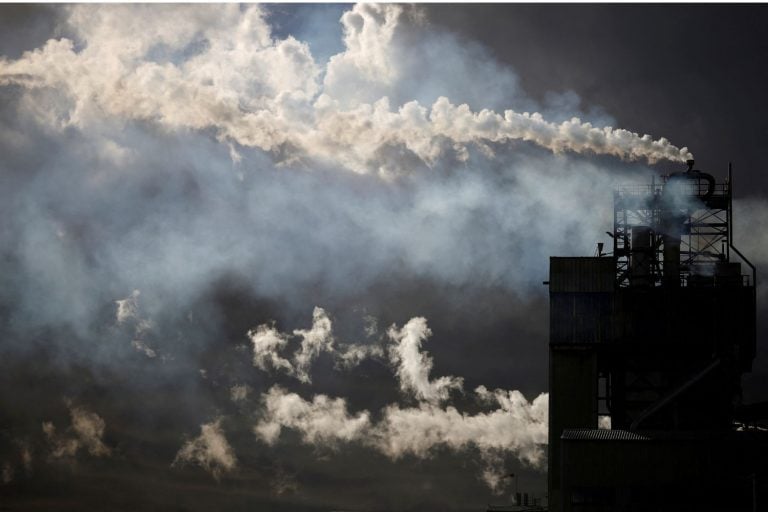 Fumaça sai de chaminé em fábrica na França