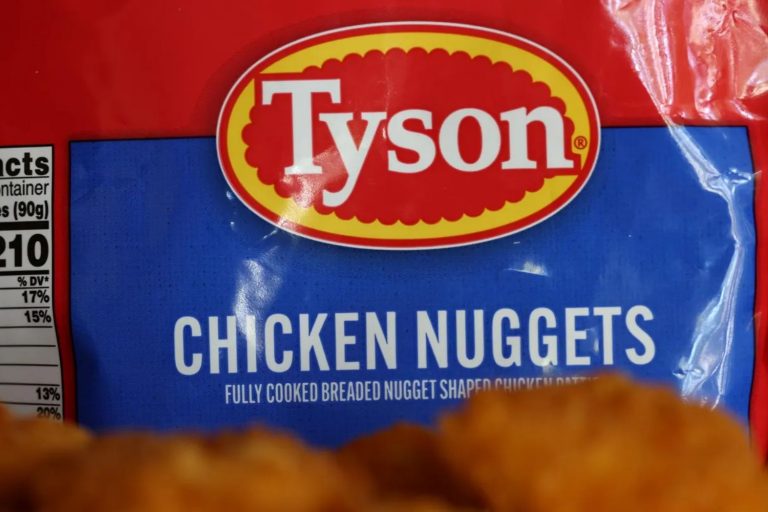 Logo da Tyson em um saco de nuggets de frango congela