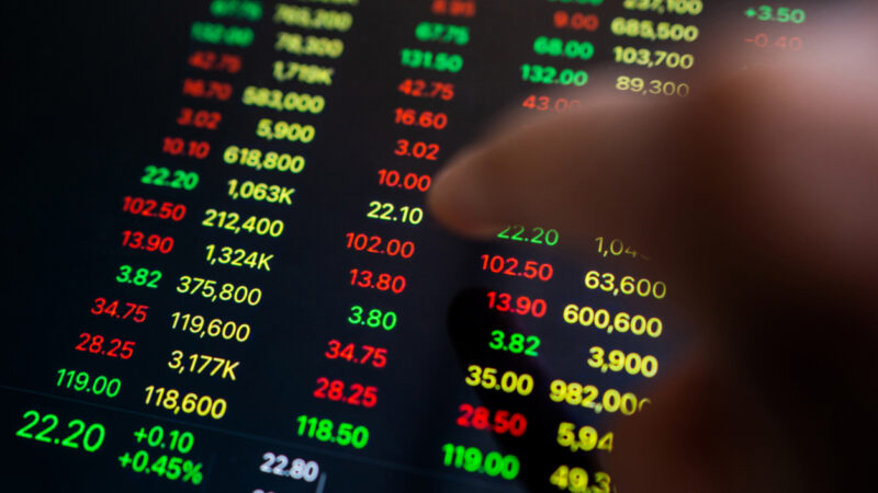 Ibovespa ensaia pausa após 15 altas seguidas e recua com petróleo e ajustes em bancos