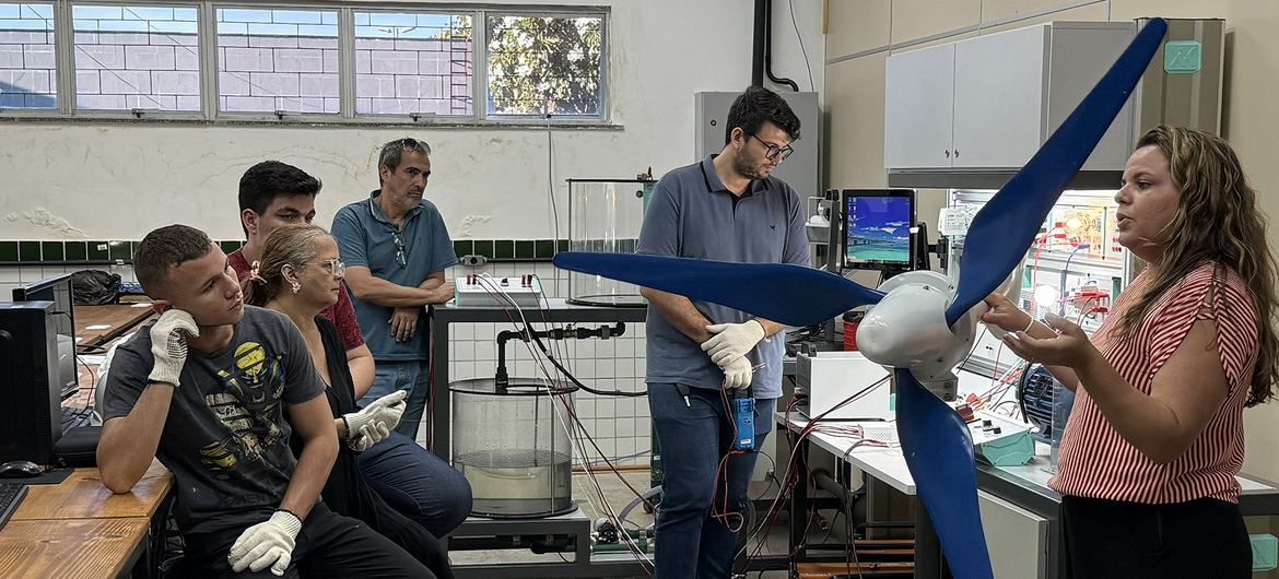 Dos 54 milhões de habitantes do Nordeste, 80% estão em idade economicamente ativa. Dos 54 milhões de habitantes do Nordeste, 80% estão em idade economicamente ativa.