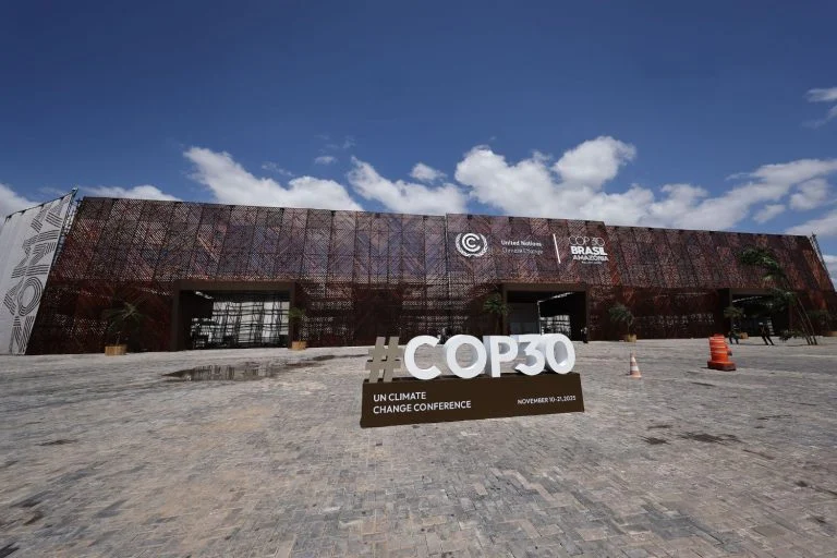 Fachada da entrada da COP30 em Belém (PA)