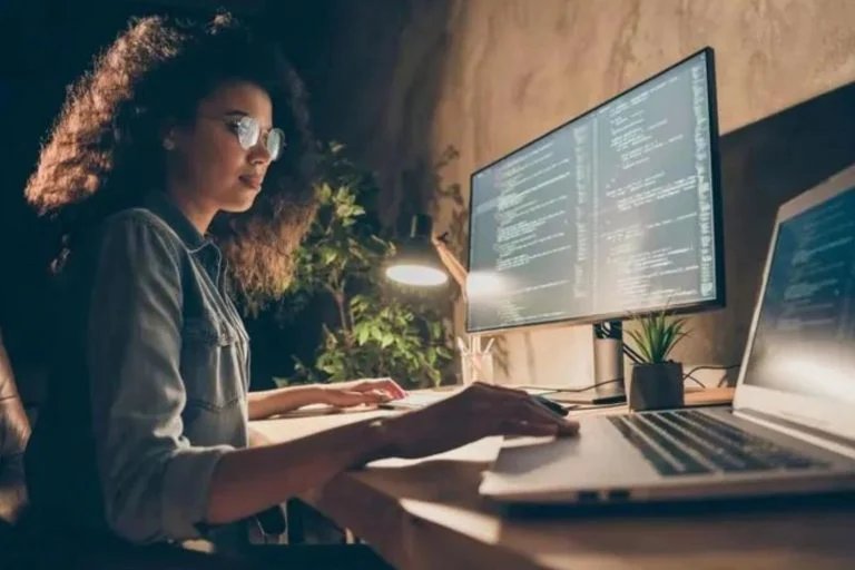 Curso aborda desde fundamentos de TI até inteligência artificial