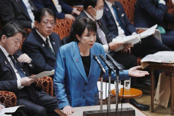 A primeira-ministra japonesa Sanae Takaichi (C) responde a uma pergunta durante uma sessão da Comissão de Orçamento da Câmara dos Conselheiros no Parlamento Nacional em Tóquio, em 12 de novembro de 2025. (Kazuhiro Nogi/AFP via Getty Images)