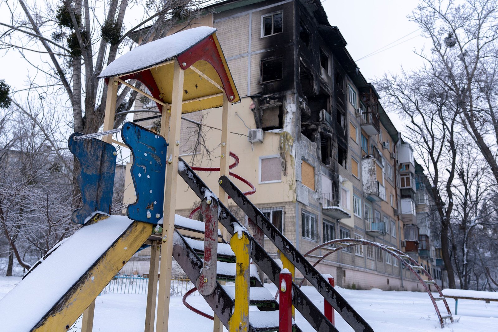 Parque Infantil em Kyiv em meio à devastação