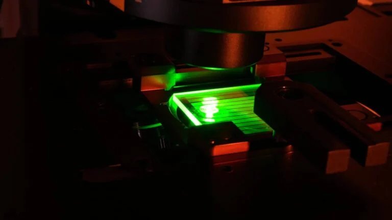 Máquina gravando em vidro à laser