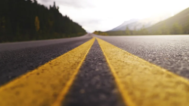 EcoRodovias (ECOR3) despenca mesmo após lucro disparar; entenda