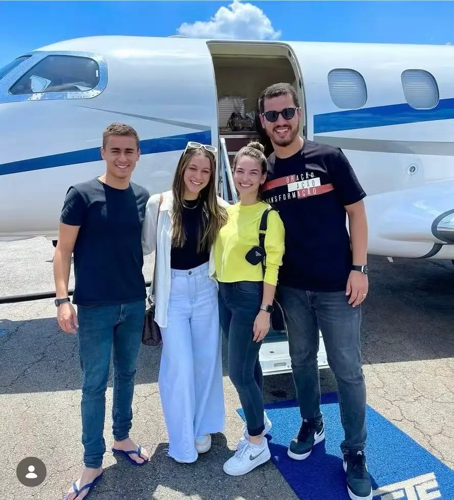 Nikolas Ferreira e Pastor Guilherme Batista ao lado do jatinho