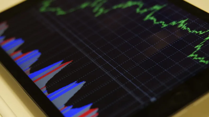 Ibovespa cai 2,55% e volta a encostar nos 179 mil pontos com petróleo e inflação pressionando