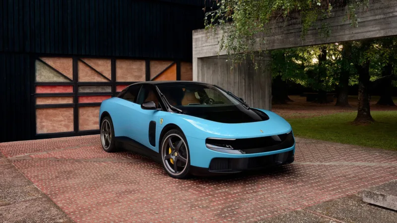 Ferrari lança 1º carro elétrico e ações despencam após críticas