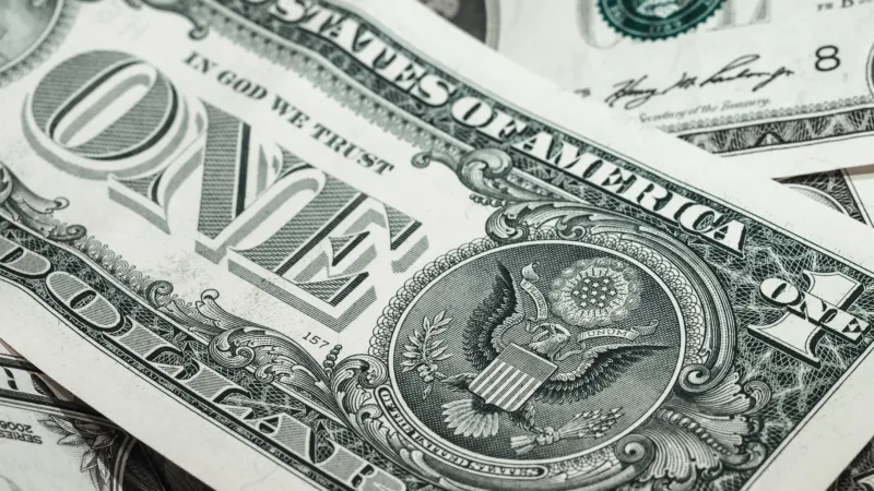 Dólar abaixo de R$ 4,90: até onde vai a queda da moeda norte-americana?