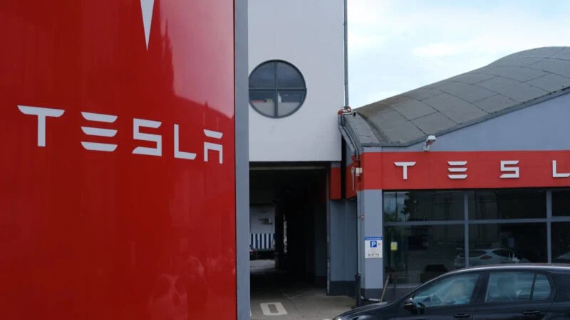 Tesla (TSLA34) lança tecnologia de direção autônoma na China após visita de Musk