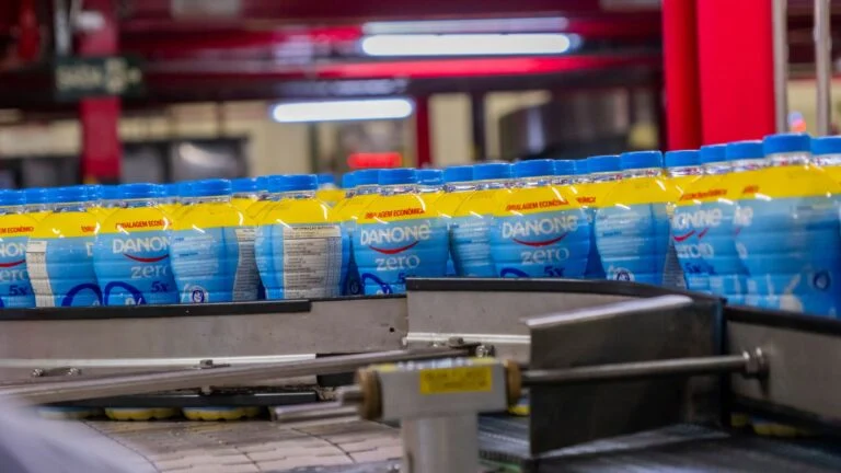 Danone recebe 500 mil litros de leite por dia para processar seus lácteos