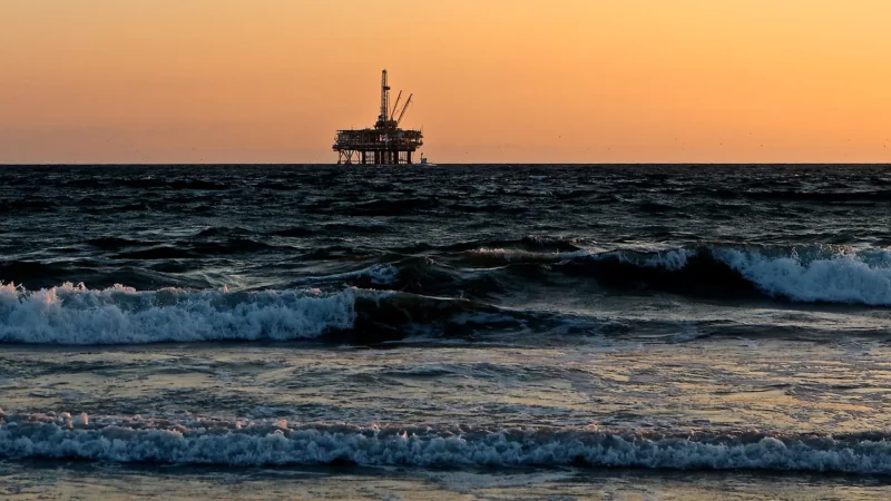 Petróleo perde prêmio de guerra e DoE altera previsão para o Brent