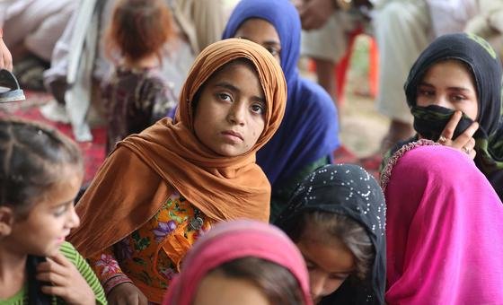 Meninas assistem às aulas em um Centro de Aprendizagem Acelerada na província de Wardak