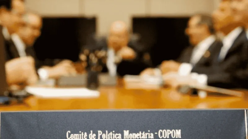 Copom corta Selic para 14%, mas endurece o tom e pode fechar a porta para novas quedas