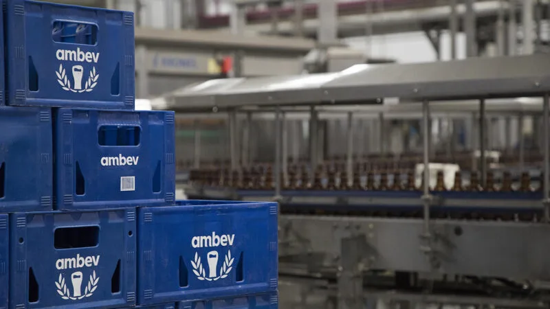 Ambev (ABEV3) brinda estreia no top 10 das ações mais negociadas