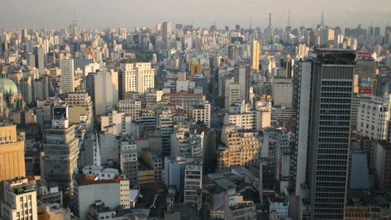 Aluguel sobe acima da inflação e condomínio vira o “segundo aluguel”