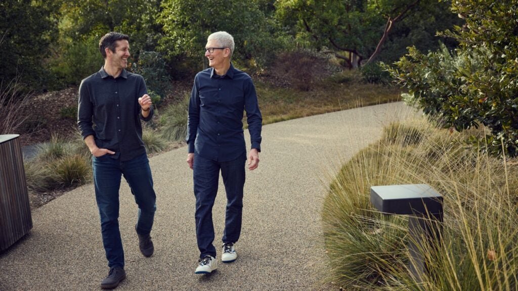 Tim Cook e John Ternus no Apple Park. Foto: Divulgação Apple