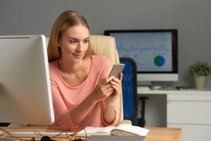 Mulher de negócios enviando mensagens privadas no trabalho